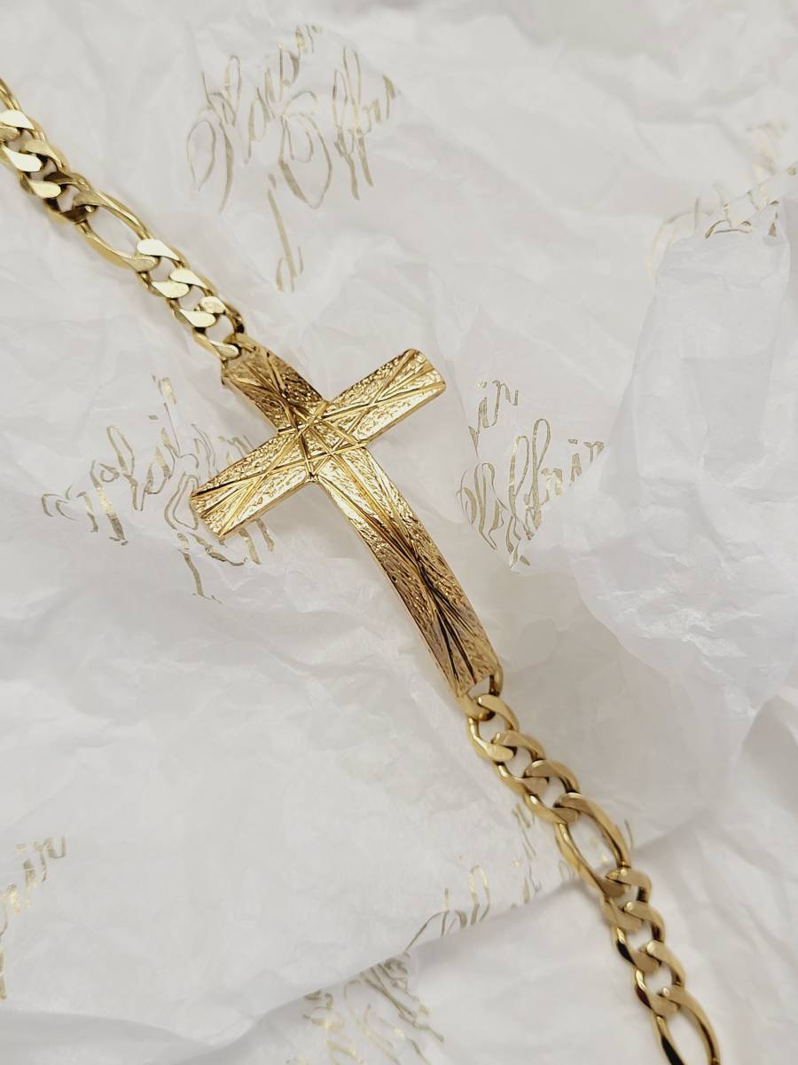 Création d'un bracelet avec une croix en or 750/1000 à Colomars